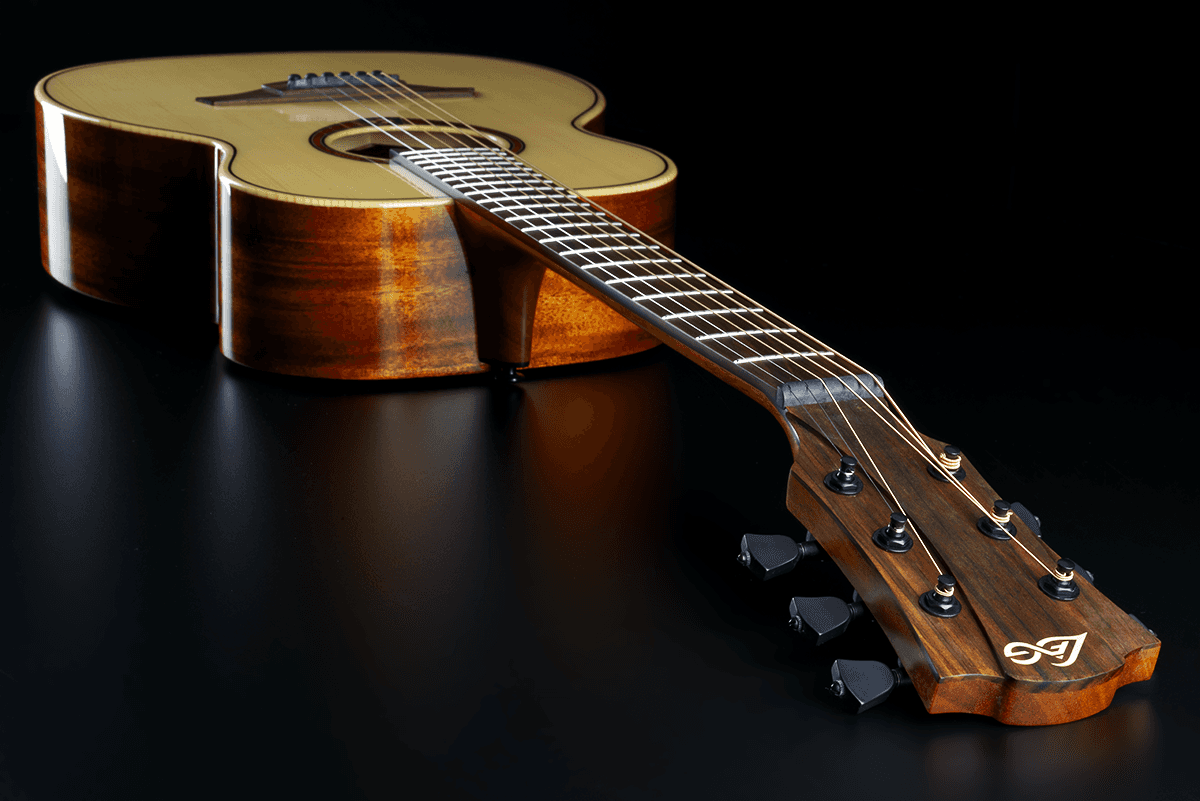 Travel guitar, solid Engelmann spruce top